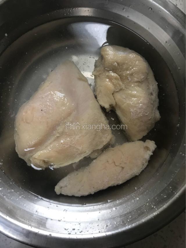 鸡胸脯冷水下锅，煮八成熟，捞出