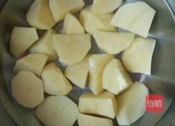 红烧肉炖土豆的做法图解1