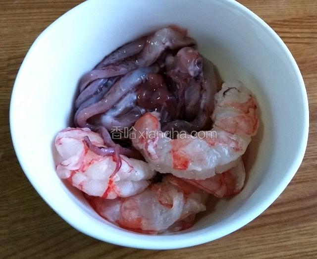 鱿鱼洗净，虾仁去掉虾线。