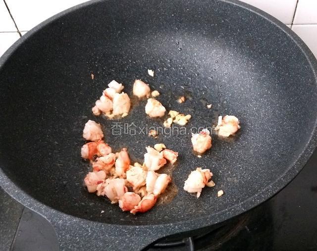 油锅蒜末，虾仁煸炒。