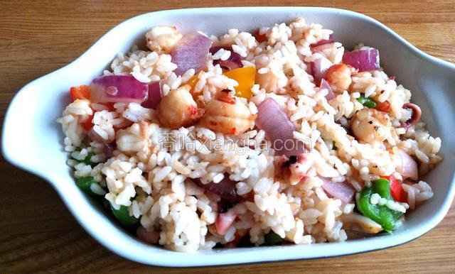 米饭盛在焗饭盘里。