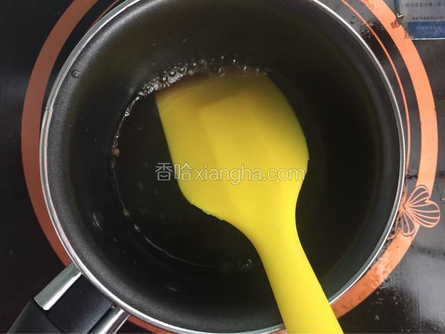 把水和红糖混合入奶锅搅拌均匀后小火煮开
