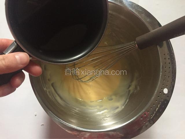 分三次倒入红糖水（每一次搅拌均匀后在倒入下一次）
