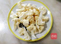 番茄炒菜花的做法图解1