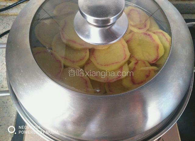 将土豆片放入蒸锅蒸熟，大概时间是25分钟左右