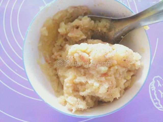 调入盐，胡椒粉拌匀
