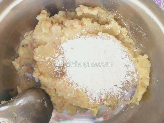 逐次加入玉米淀粉和成团