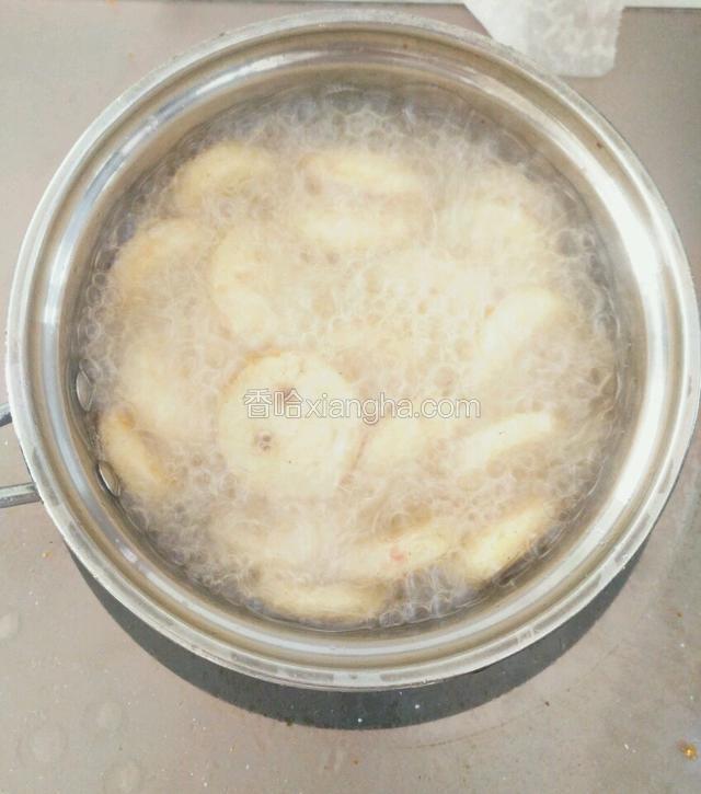 锅中放油烧热，放入笑脸炸至金黄即可