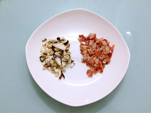 香菇洗净去蒂切小粒、培根切小粒