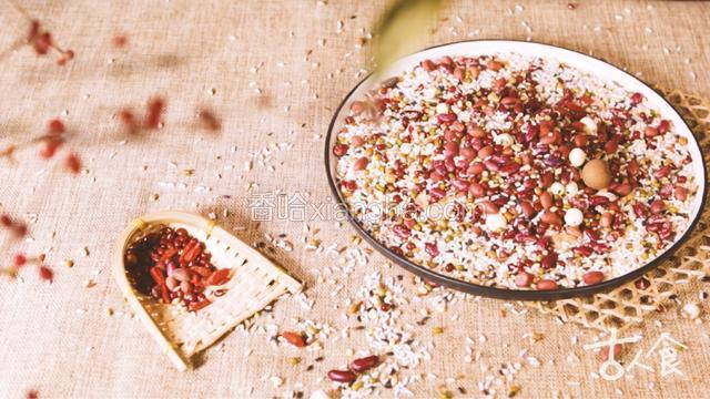 难煮的豆类和果仁需要提前用清水浸泡半天，加清水熬煮；