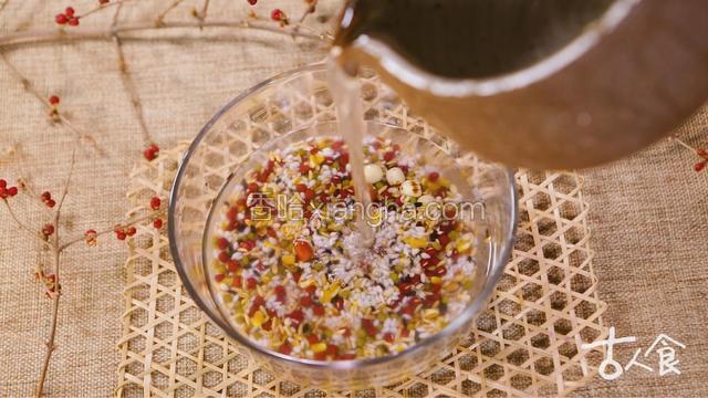 煮粥时先用旺火，等米快开花了改用文火煮；