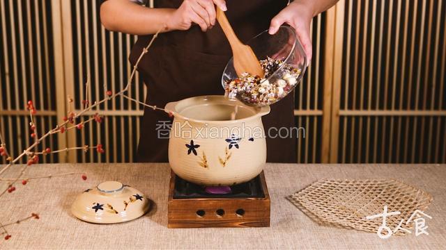 不耐煮的食材起锅前15分钟放即可；