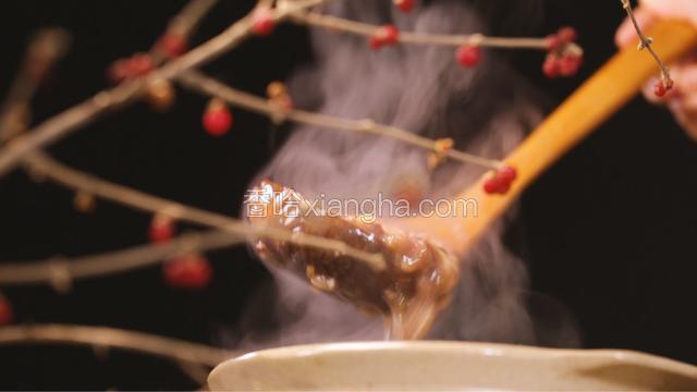 煮粥的水要一次加足，煮至软糯粘稠即可，起锅时，根据自己的口味喜好选择腊八粥的口味。