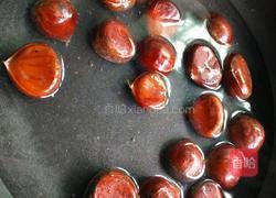 板栗炖鸡的做法图解3