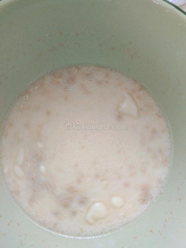 先将牛奶，鸡蛋，白糖，酵母，搅拌至融化。