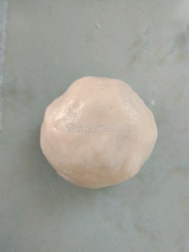 揉成面团，用保鲜膜盖起来，保住水分。