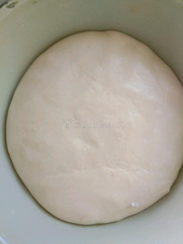 面团发酵后，拿出来。