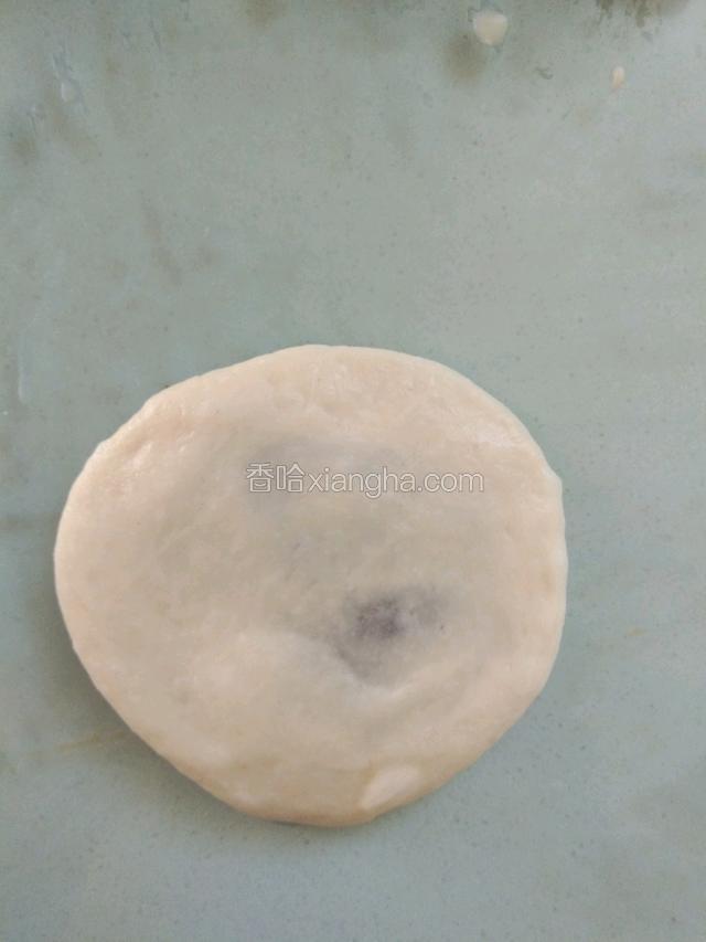 放在案板上压扁