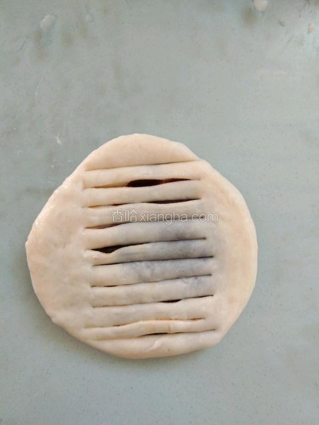 用小铁板切成0.5cm条形不切断，如图所示边上留1cm边