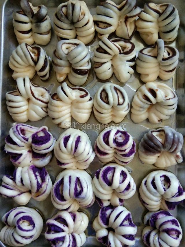 包好整齐的码放在烤盘中，面包中间倒入少许油