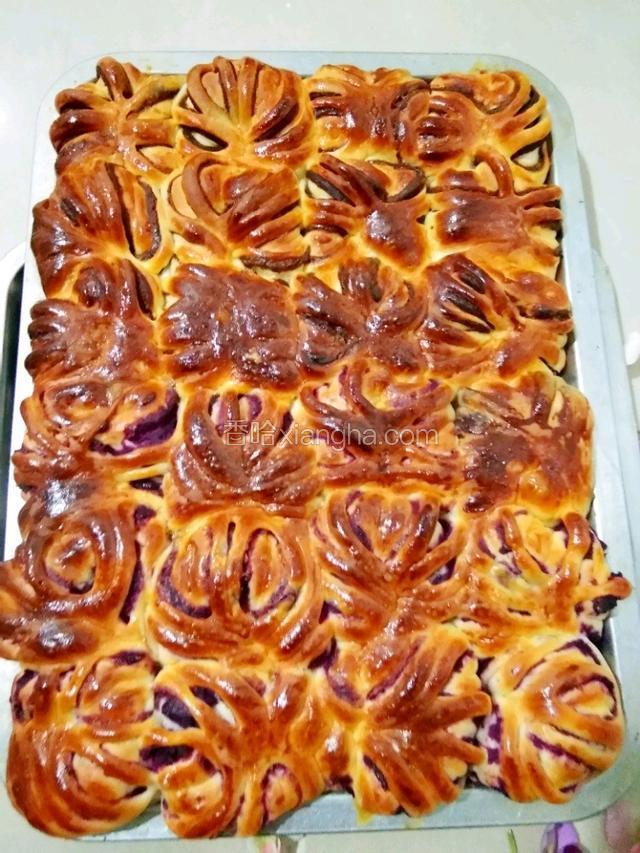 烤箱预热180℃十分钟，放入面包烤15分针即可出炉，冷后装盘即可
