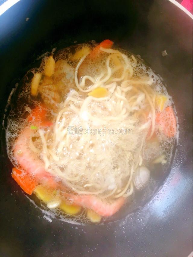 水开后依次放入花蛤，虾，面，煮2～3分钟左右