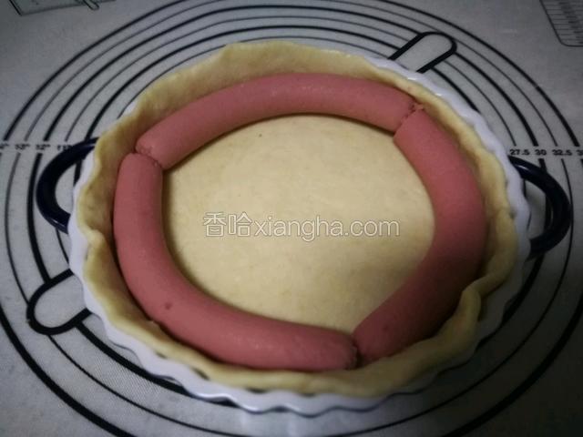 周围先放一圈火腿肠