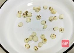 蜂蜜莲子银耳汤的做法图解2