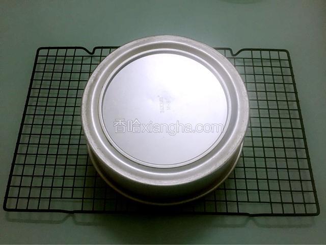烤好后马上拿出来震一震，然后倒扣在烤网上晾凉后再脱模