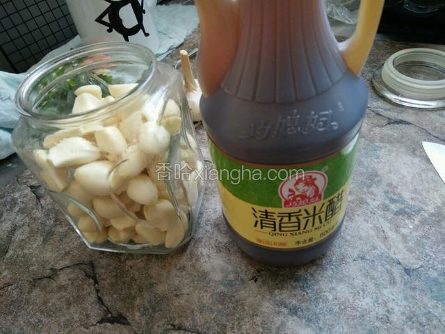 准备好米醋。个人感觉图中米醋味道更纯正。