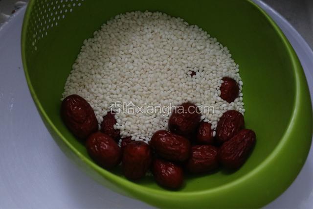 除红枣、糯米不泡发外、其它所有食材提前一晚泡发