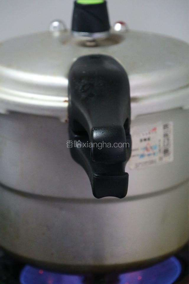 合上盖子、大火烧开转小火压10分钟左右关火、到自动退压就可以了！