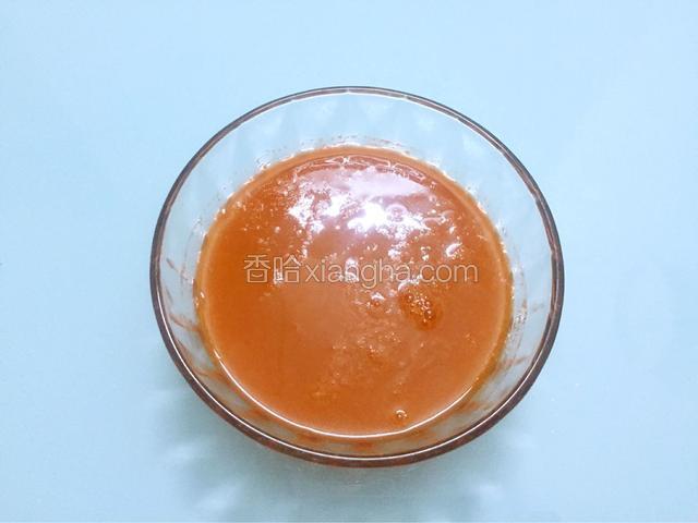 胡萝卜去皮洗净后用榨汁机榨汁备用