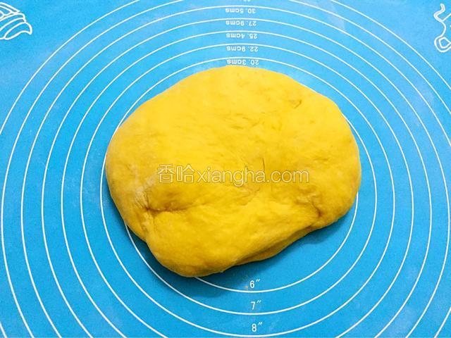 取出面团按压排气揉均匀