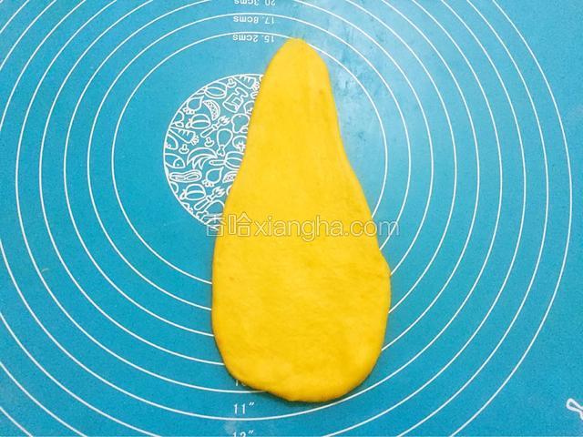 用擀面杖擀成长三角形的形状