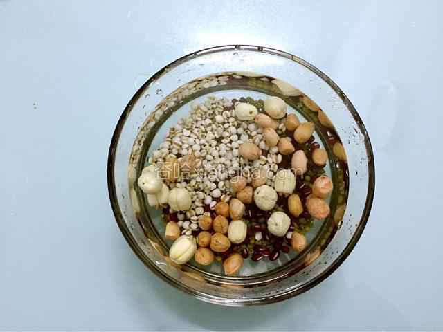 红豆、绿豆、薏米、莲子、花生提前浸泡一夜
