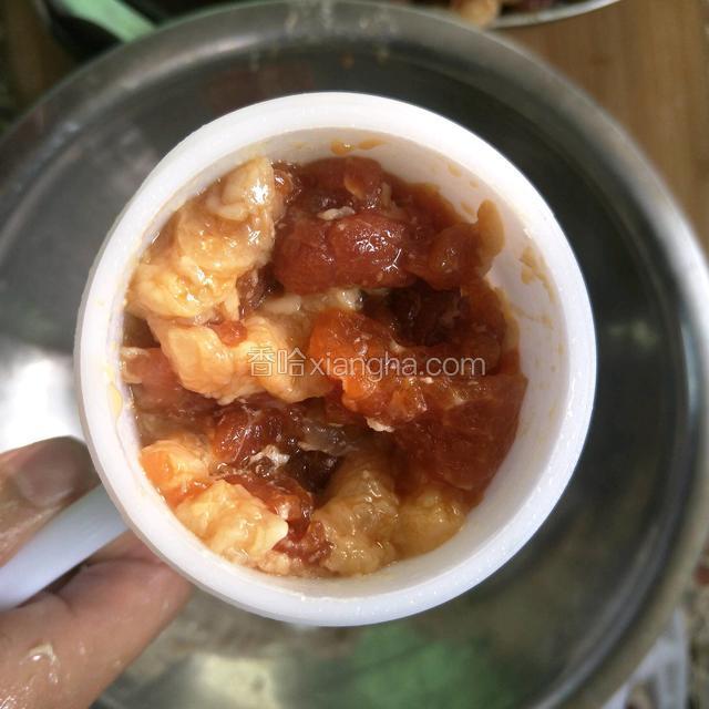 在灌肠工具里加入猪肉