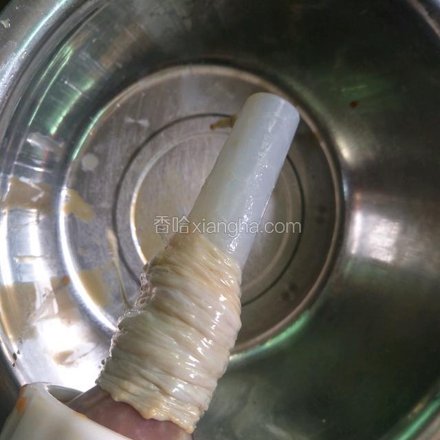灌肠工具如图一样套上肠衣