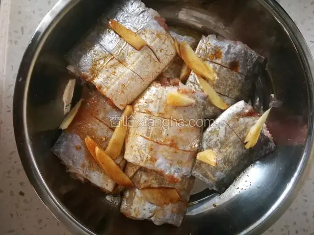 刀鱼去内脏后洗净，切段，在鱼身二面剞上二刀。放入盐，料酒，酱油，姜块腌20分钟。