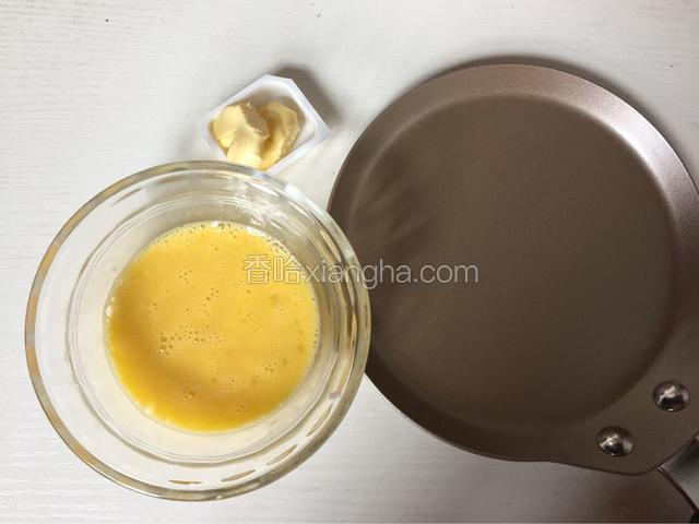 准备一个六寸的平底锅再把鸡蛋打散备用
