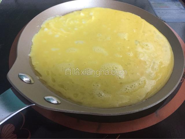 把鸡蛋倒入摊开
