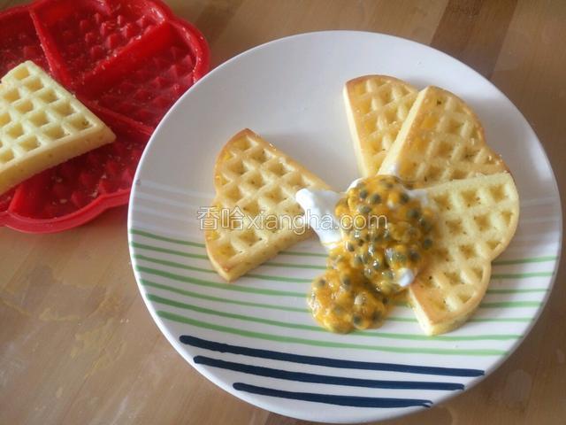 非常容易脱模 再淋上酸奶和百香果肉就开动吧