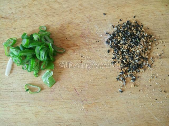 和面期间切好葱花 黑白芝麻稍微擀碎