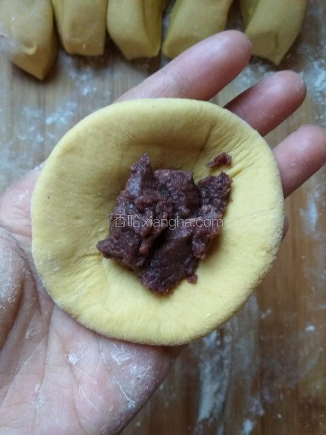 包入适量的豆沙馅
