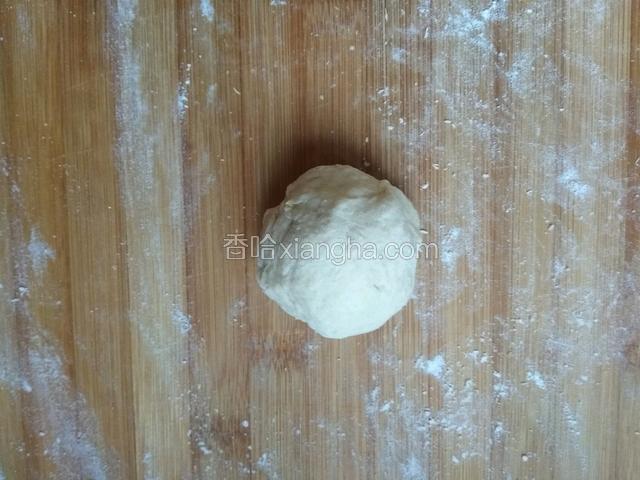 将白色面团取出，揉搓排气