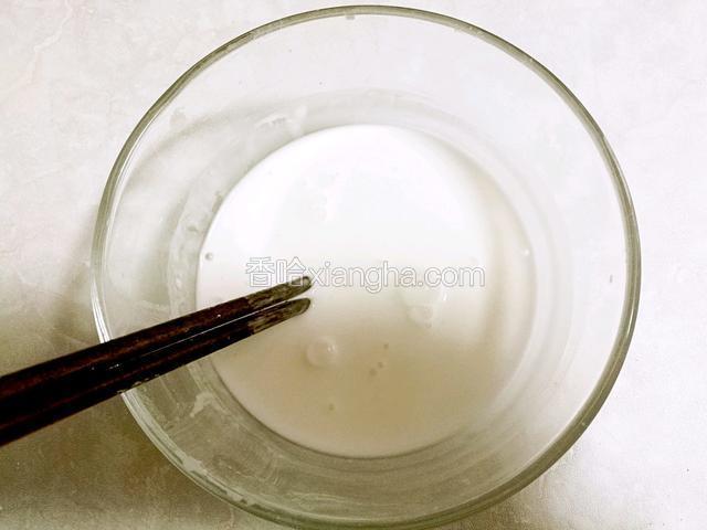 4勺土豆淀粉加入少许水，搅拌均匀成糊，这个要稠一点。