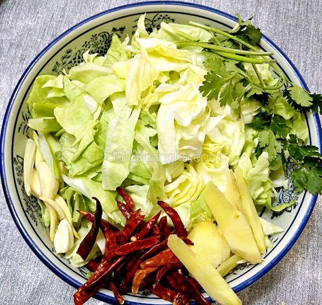 圆白菜切片，葱姜蒜切片