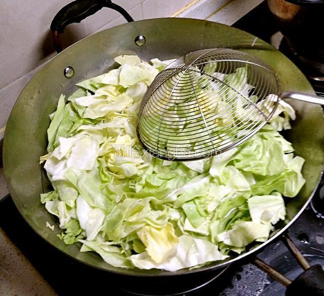 圆白菜开水焯一下