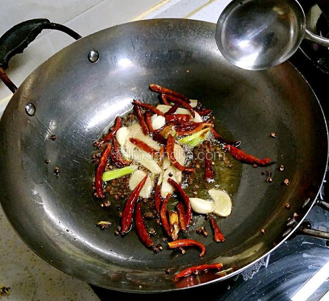 花生油热油爆炒葱姜蒜，干红辣椒出锅前加入调味料，放入香醋，白糖
