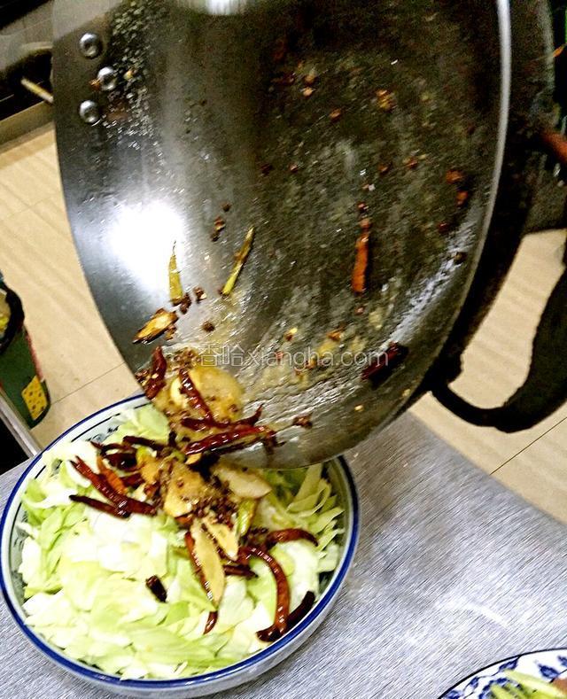 程热倒入圆白菜中加入香油拌均匀